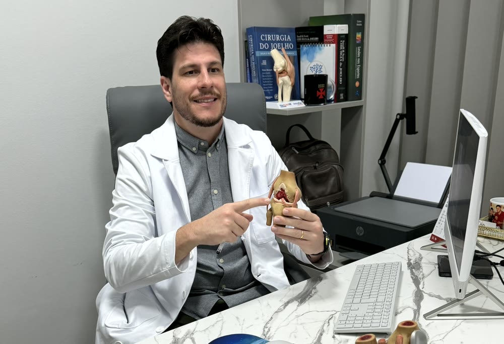 Dr. Rúbio Arruda mostrando a lesão no modelo anatômico do joelho
