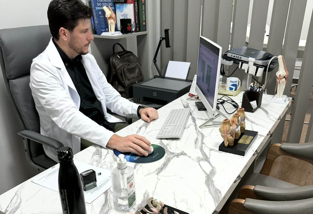 Dr. Rúbio Arruda na mesa do consultório