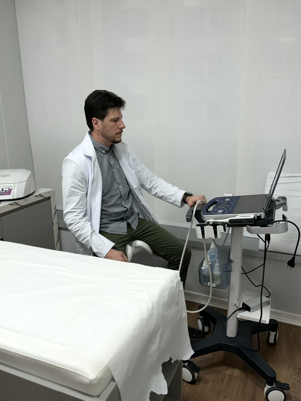 Dr. Rúbio Arruda operando o aparelho de ultrassom